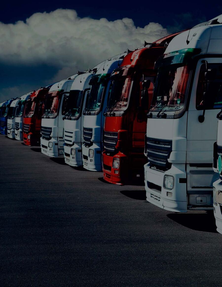 Fila de cabezas tractoras aparcadas